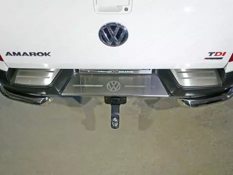 Накладки на задний бампер (лист шлифованный логотип Volkswagen) Компания ТСС VWAMAR17-54 Volkswagen Amarok 2016-