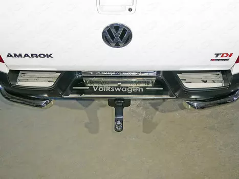 Накладки на задний бампер (лист зеркальный надпись Volkswagen) Компания ТСС VWAMAR17-51 Volkswagen Amarok 2016-