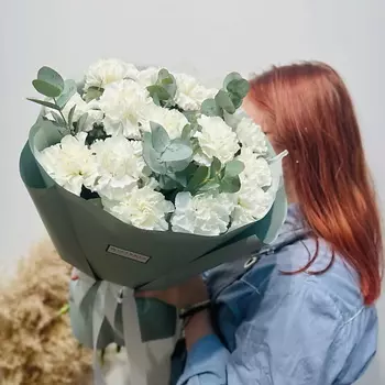 WISTERIA Монобукет из 15 белоснежных диантусов и ароматного эвкалипта "Океанический бриз"