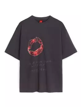 Футболка силуэта oversize со спущенной линией плеч. Изделие из легкого футера в графитовом оттенке дополнено принтом, выполненным в технике "прямая печать".