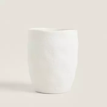 ZARA HOME Стакан для зубных щеток из керамики с рельефным узором.