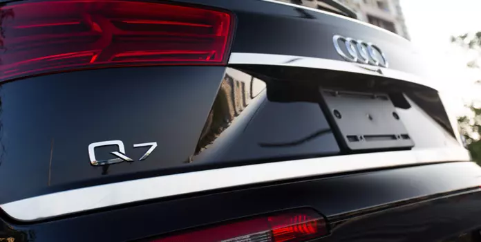 Хромированные накладки на багажную дверь S-line для AUDI Q7 2016 -