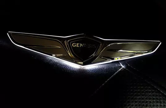 Эмблема "Genesis" с подсветкой Autoclover для Hyundai Genesis DH (2014 - 2017)
