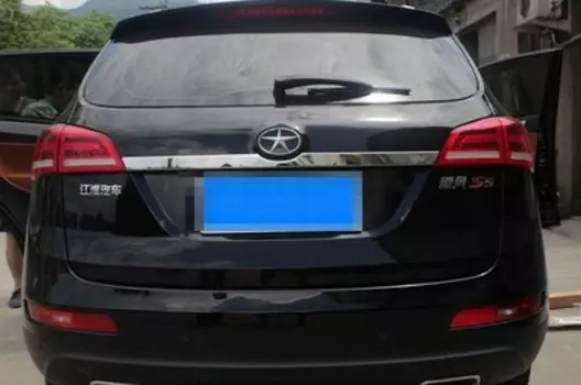 Хромированная накладка на багажную дверь, между фонарей JAC S5 2013-