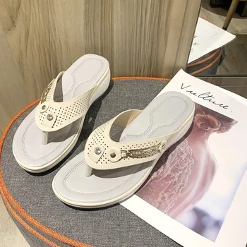 мода Новые женские тапочки Летние шлепанцы на танкетке с металлическими пуговицами Туфли Пляжные сандалии на танкетке Женские уличные тапочки на платформе Шлепанцы 35 бежевый