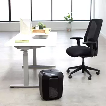 Шредер Fellowes PowerShred LX45 черный (секр.P-4)/перекрестный/8лист./17лтр./скрепки/скобы/пл.карты