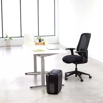 Шредер Fellowes PowerShred LX65 черный (секр.P-4)/перекрестный/10лист./22лтр./скрепки/скобы/пл.карты