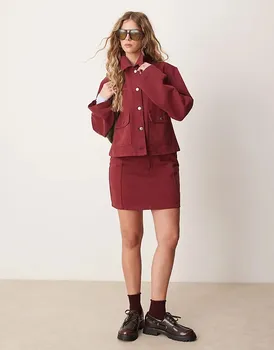 Джинсовая мини-юбка ASOS DESIGN с вышивкой гранатового цвета — часть комплекта