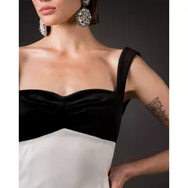 Платье миди с открытой спиной черно-белое