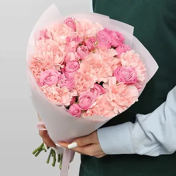 STUDIO FLORISTIC Букет из пионовидных Роз и Диантуса «Розовая нега»
