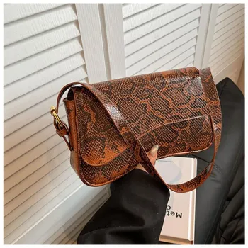 Niche texture snake pattern single shoulder armpit bag women s new retro versatile portable messenger small square bag серебряный