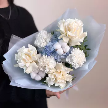 MOJNO FLOWERS Нежный бело-голубой букет французские розы, гвоздики, гортензия, хлопок