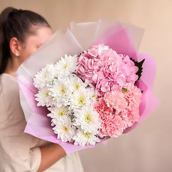 MOJNO FLOWERS Нежный бело-розовый букет с гортензией, хризантемой и гвоздикой