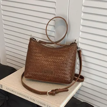 Niche woven pattern underarm bag women s new fashion shoulder messenger bag summer retro bucket bag чёрный